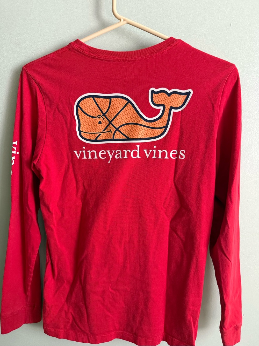 Vineyard Vines
Boys red Basketball long sleeve tee 12/14 Medium 100% cotton
